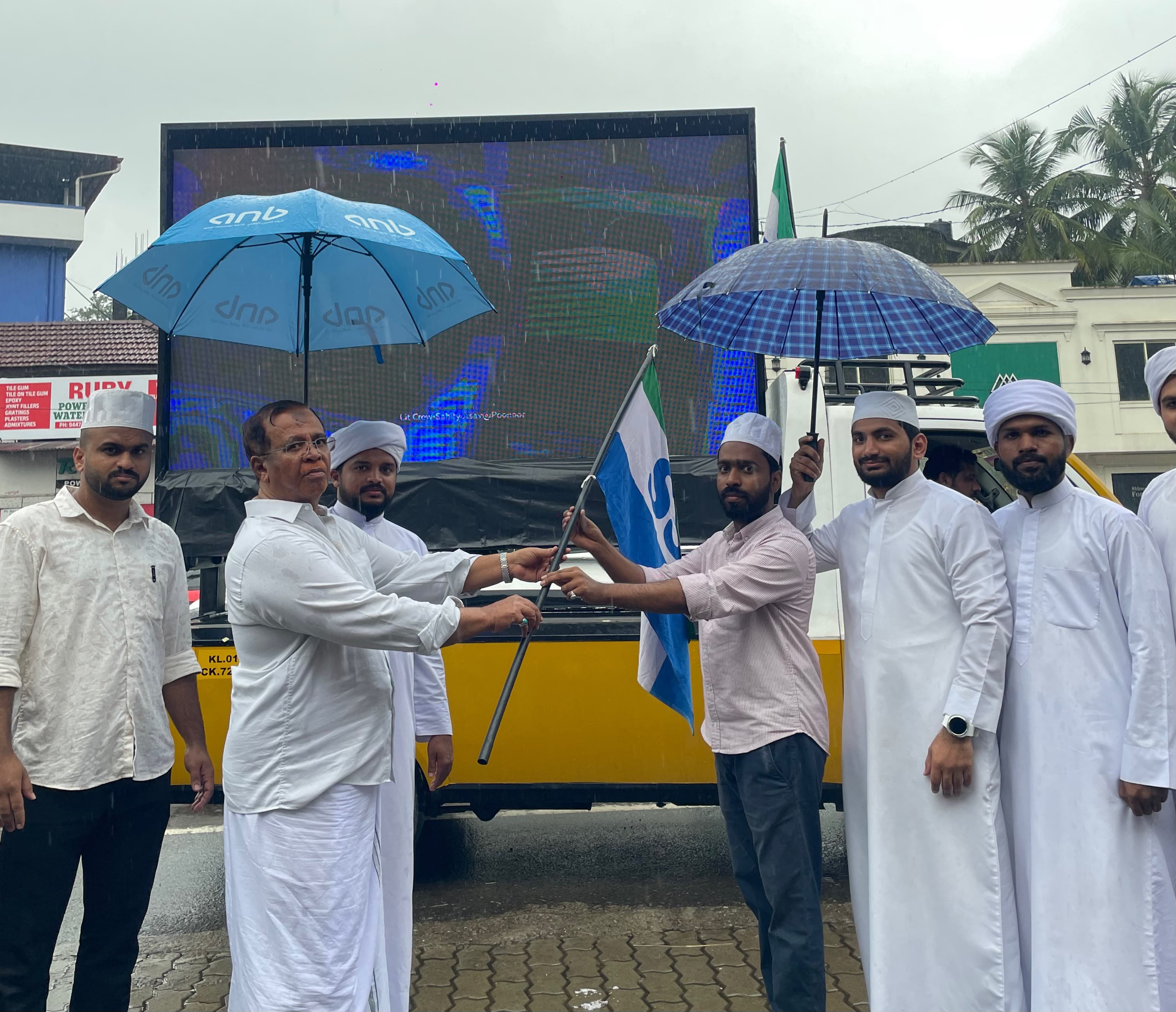 പാട്ടു വണ്ടി പ്രചരണ യാത്ര പതാക കൈമാറുന്നു